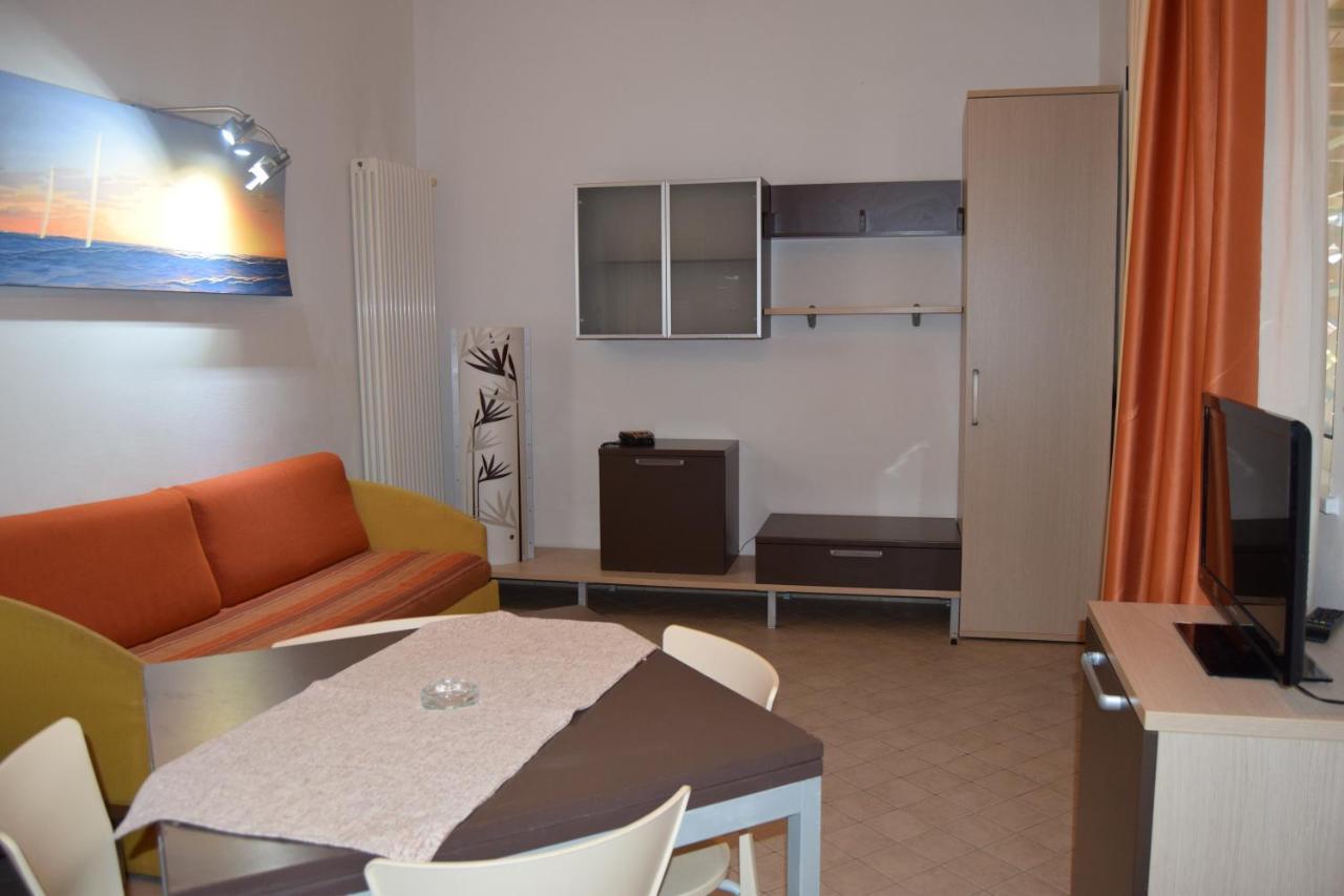 Oasi Del Mare Aparthotel Tirrenia Exteriör bild