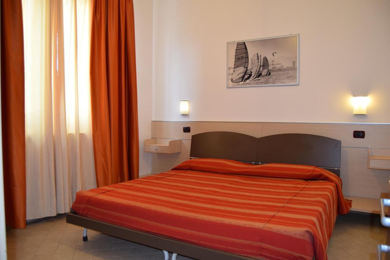 Oasi Del Mare Aparthotel Tirrenia Exteriör bild