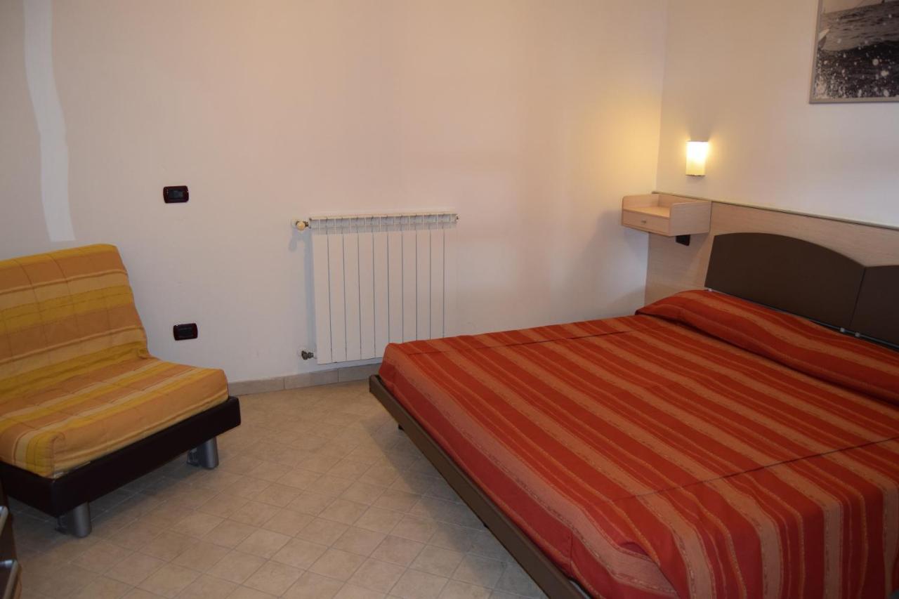 Oasi Del Mare Aparthotel Tirrenia Exteriör bild