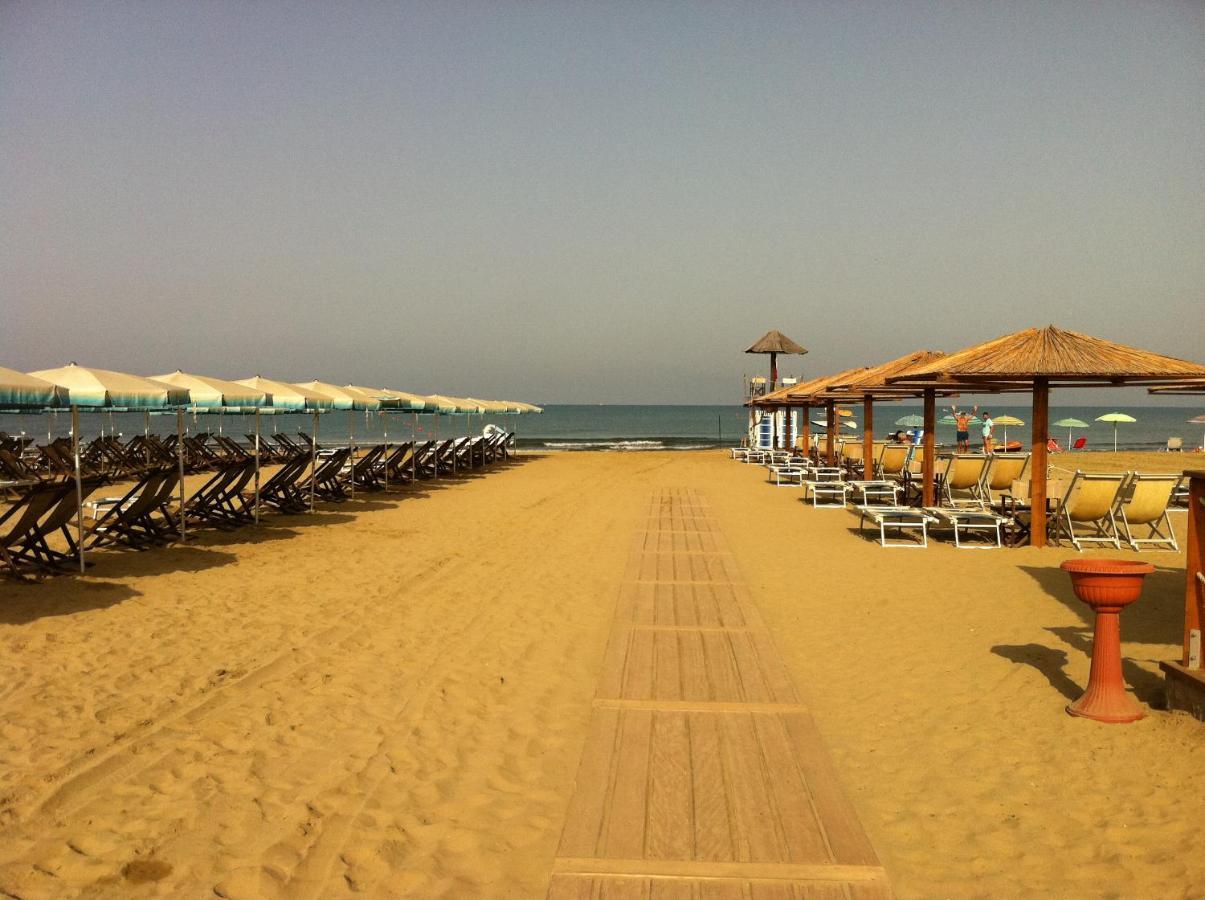 Oasi Del Mare Aparthotel Tirrenia Exteriör bild