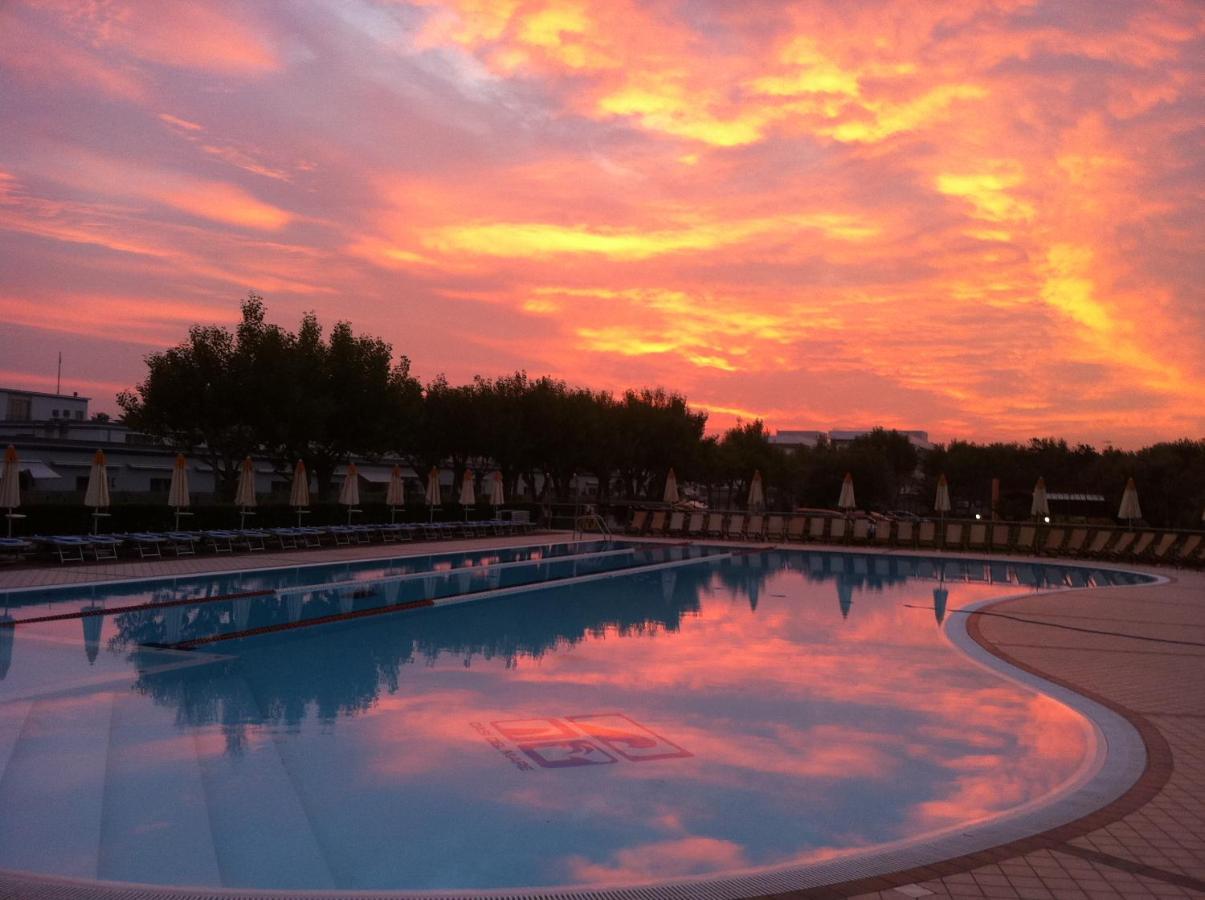 Oasi Del Mare Aparthotel Tirrenia Exteriör bild