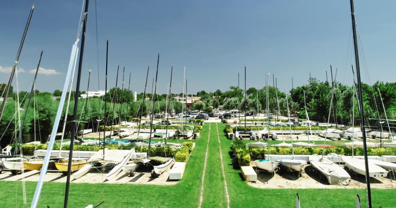 Oasi Del Mare Aparthotel Tirrenia Exteriör bild